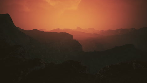 Dramatischer-Himmel-über-Felsigen-Bergen-Bei-Sonnenuntergang